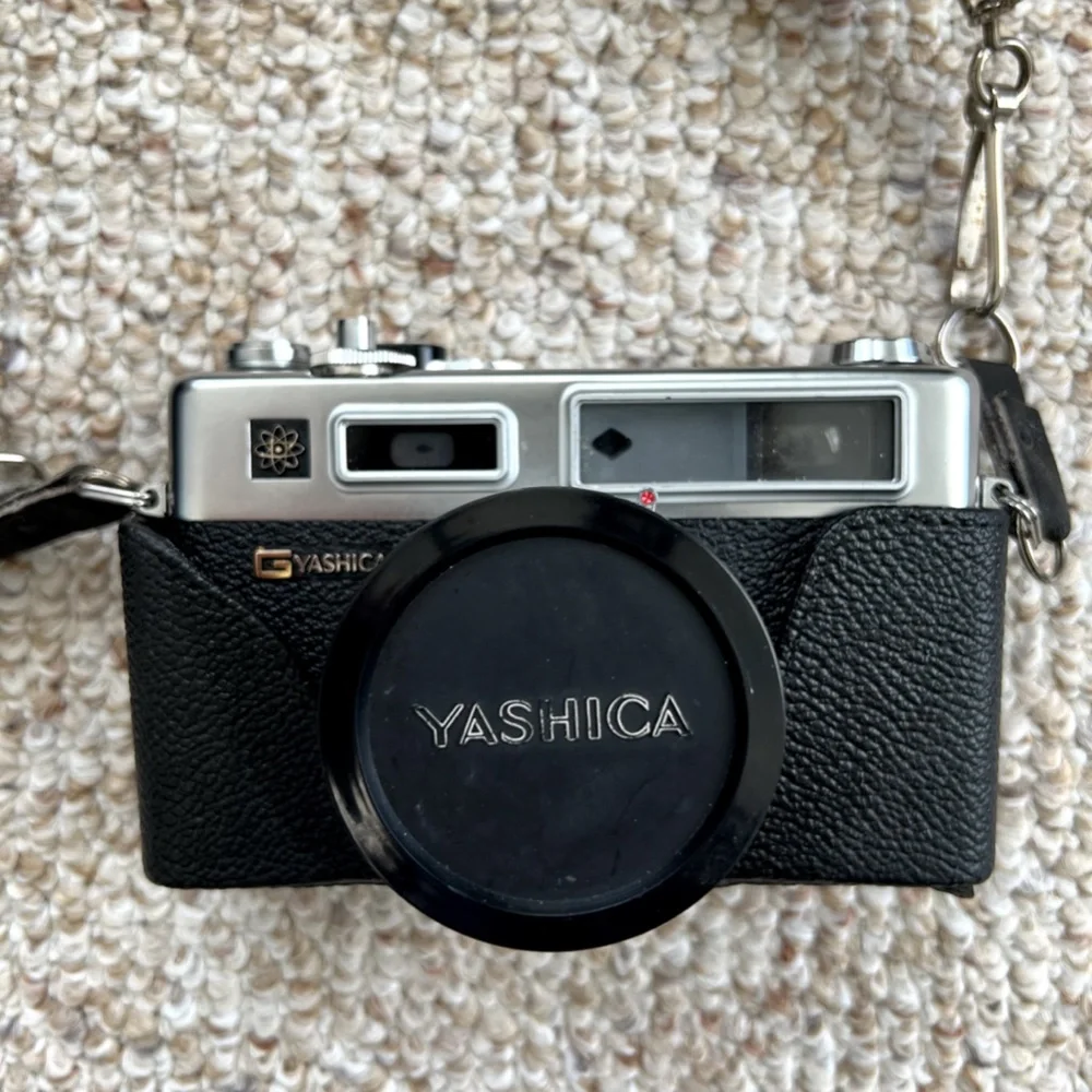 YASHICA ELECTRO 35 GSN Camera w 1:1.7 45mm Lens w/ Vivitar Auto 252 Flash & Case